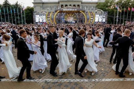 Тбилисские выпускники посетил Губернаторский бал